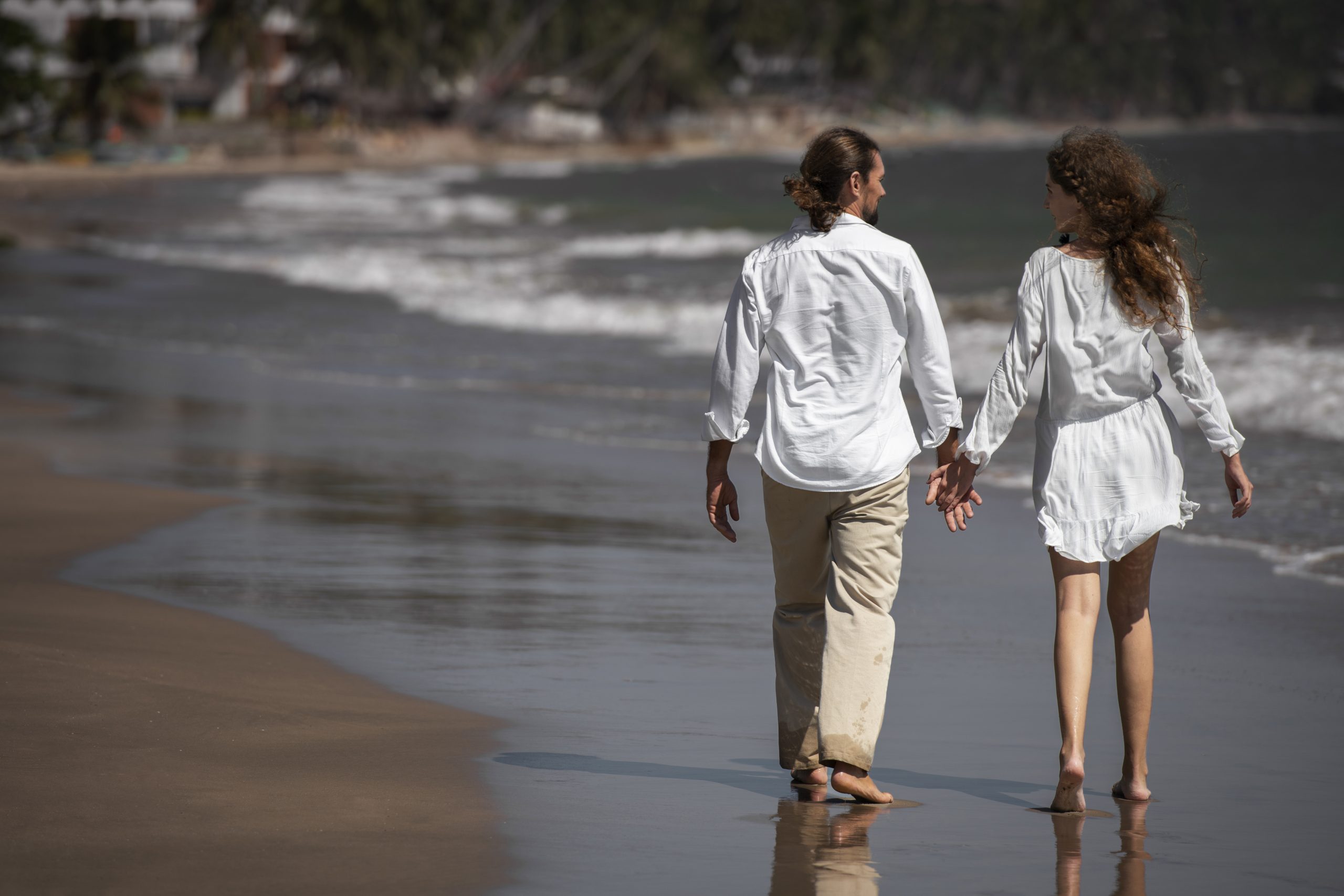 Thaiwander Travel Best Tour Agency in Bangkok, Thailand Couple Taking Walk Beach Vacation