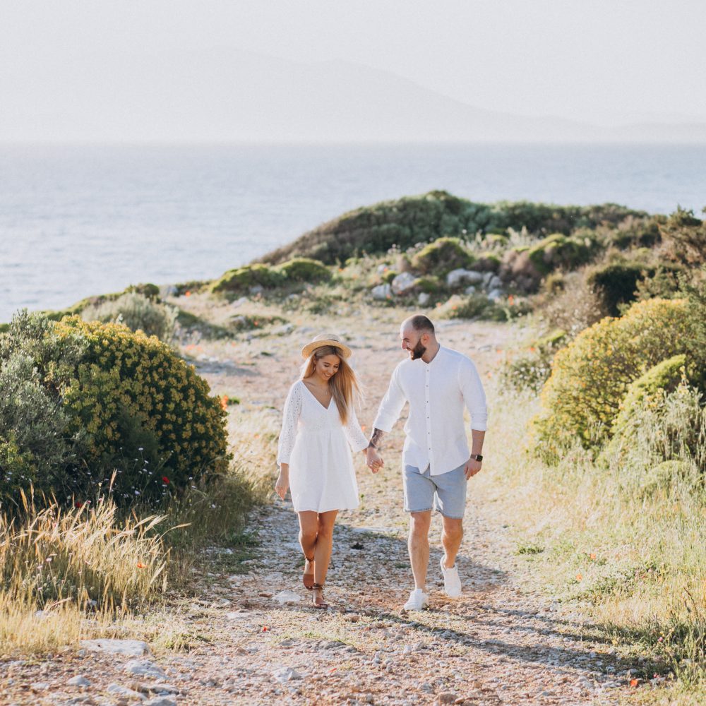 Thaiwander Travel Best Tour Agency in Bangkok, Thailand Young Couple On Honeymoon In Greece By The Sea