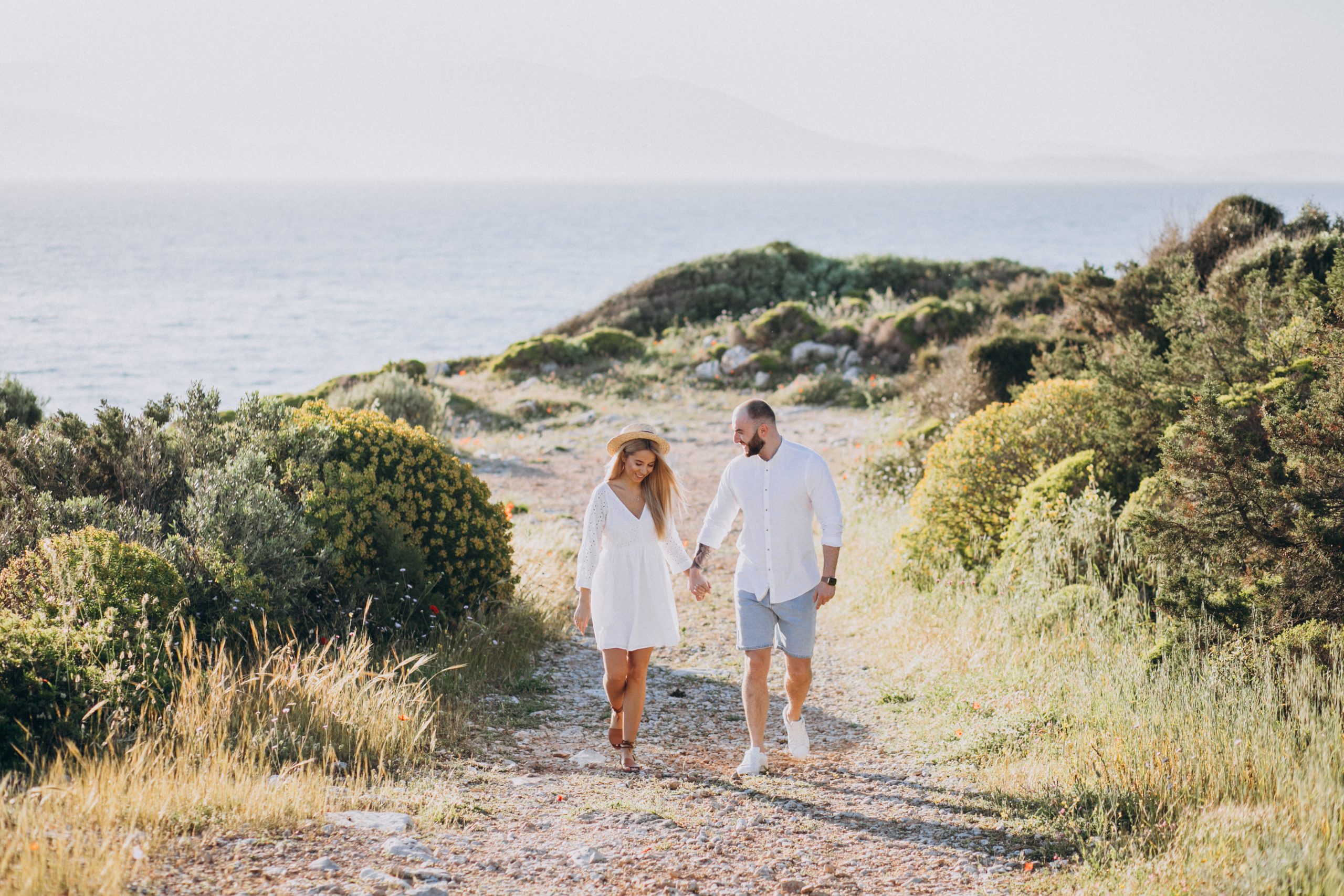 Thaiwander Travel Best Tour Agency in Bangkok, Thailand Young Couple On Honeymoon In Greece By The Sea